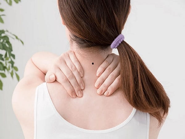 Bói nốt ruồi sau gáy phụ nữ: Vén màn nét duyên dáng